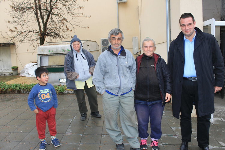 Областният управител осигури фургон за бедстващо семейство в Джебел