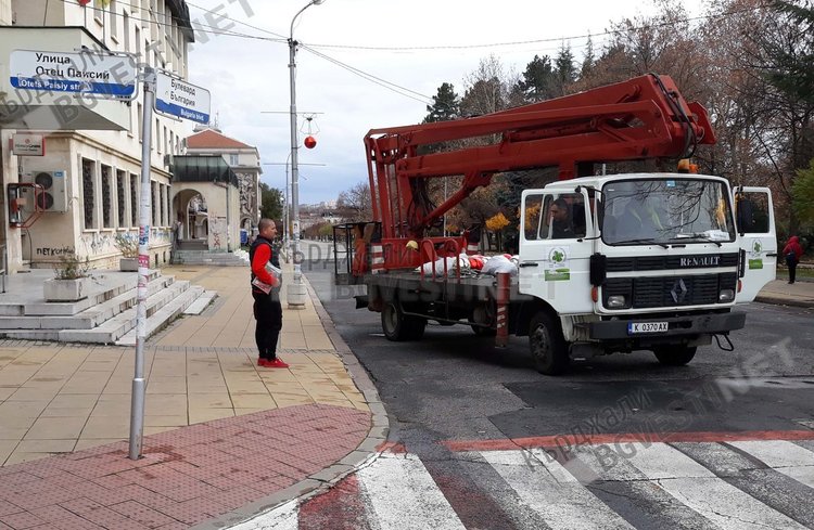 Започна поставянето на коледната украса в Кърджали