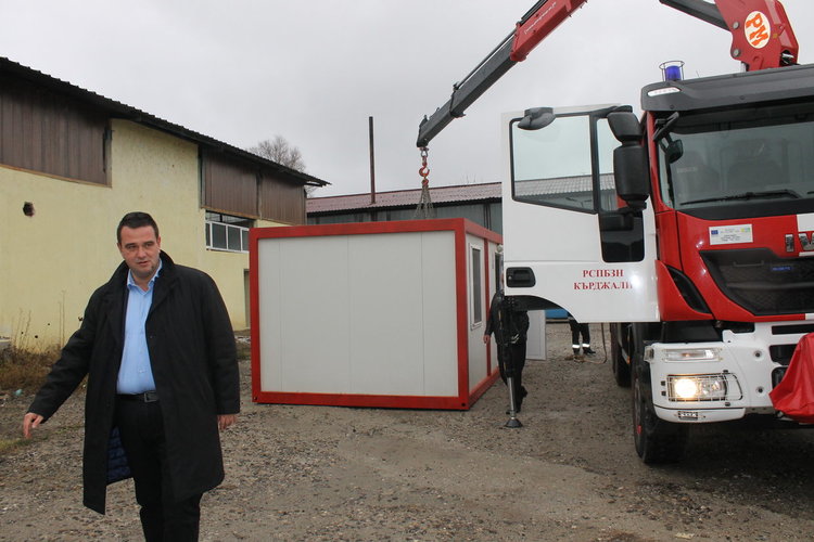 Областният управител осигури фургон за бедстващо семейство в Джебел