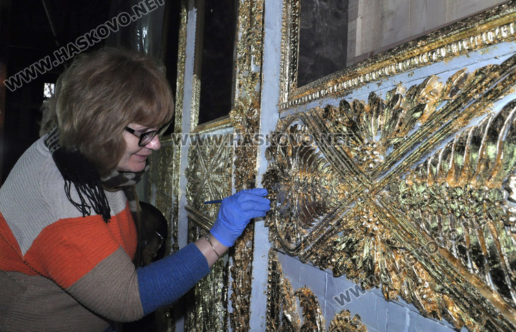 Доброволци позлатяват църквата Света Богородица