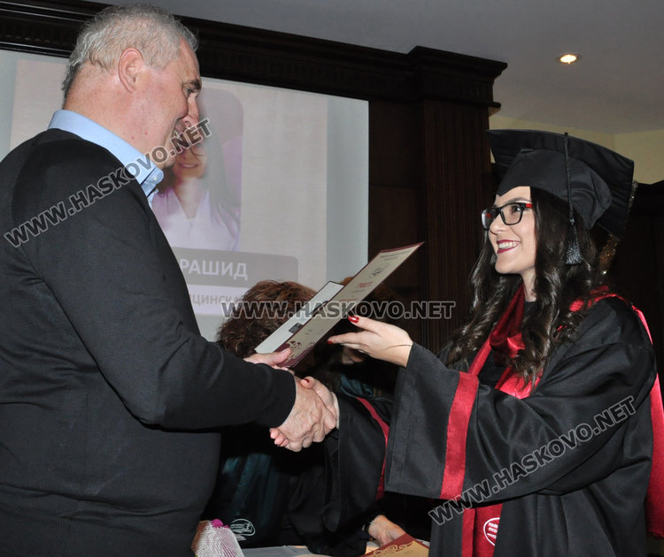 50 медицински сестри и акушерки с дипломи с общ успех 5.17