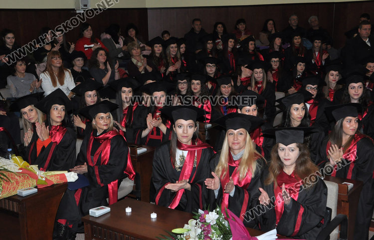 50 медицински сестри и акушерки с дипломи с общ успех 5.17