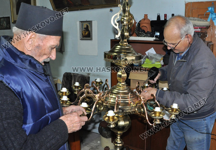 Доброволци позлатяват църквата Света Богородица