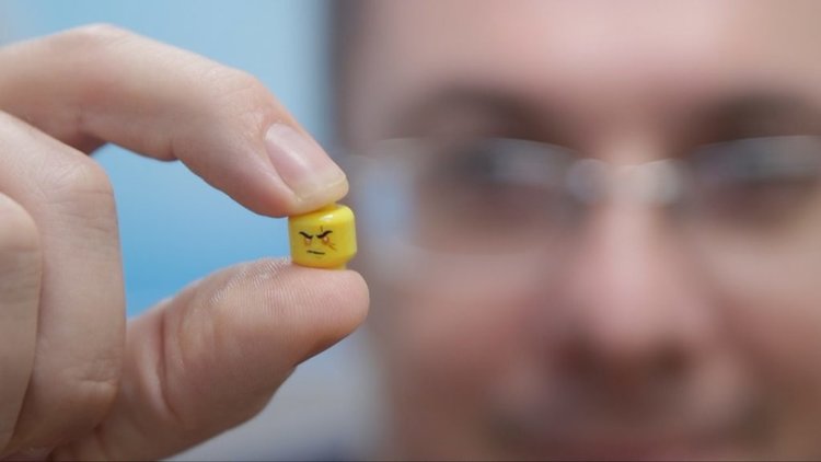 В името на науката: изследователи поглъщат части от Лего