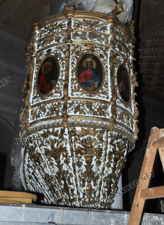 Доброволци позлатяват църквата Света Богородица