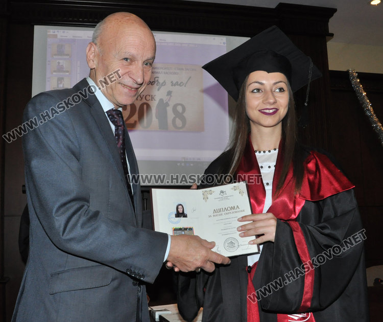 50 медицински сестри и акушерки с дипломи с общ успех 5.17