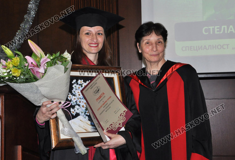Първенецът на випуска Стела Узунова получи дипломата си от проф. Гюрга Михайлова