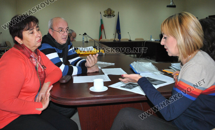 Уволнена учителка по биология от Конуш запознава Мая Манолова с проблема със срочните договори. По ирония на съдбата статията в Haskovo.net бе илюстрирана именно със снимка на ученици от Конуш