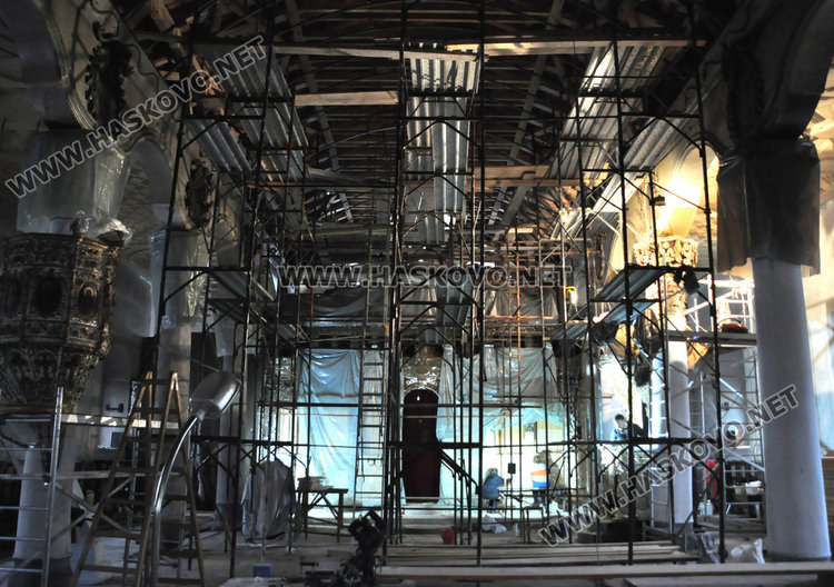 Доброволци позлатяват църквата Света Богородица