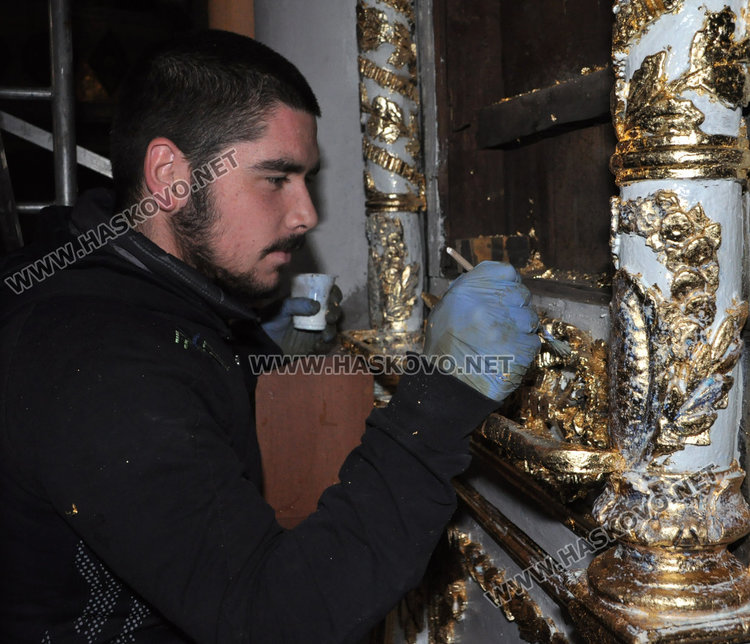 Павел Илиев е един от доброволците по реставрацията със златен варак