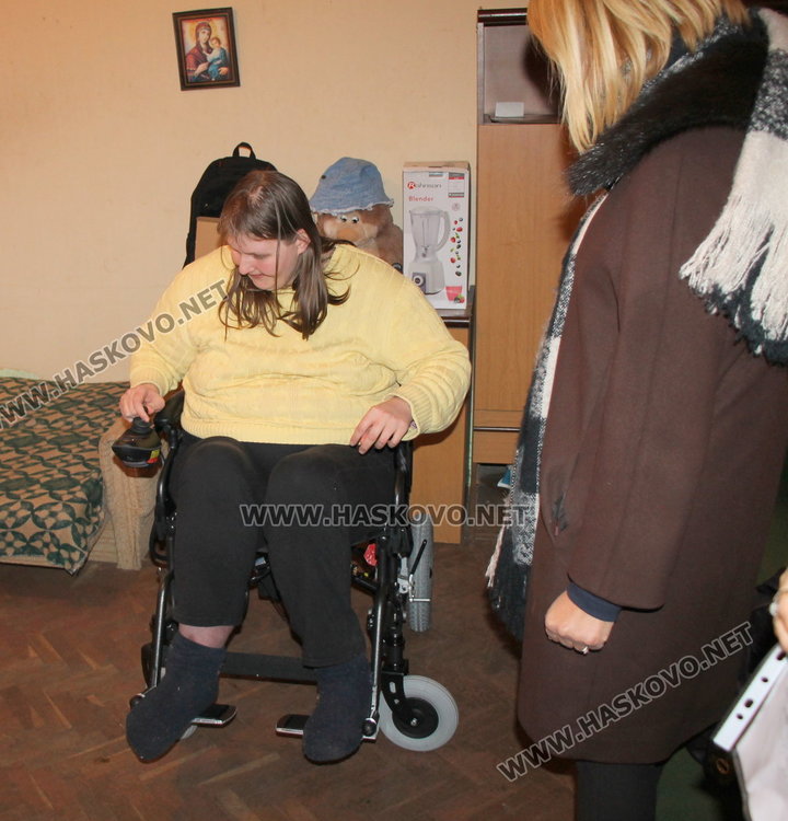 Мария вече е с нова количка, срещна се с омбудсмана Мая Манолова