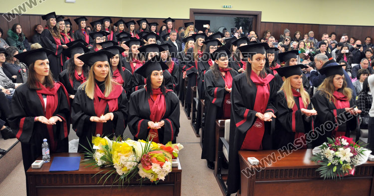 50 медицински сестри и акушерки с дипломи с общ успех 5.17