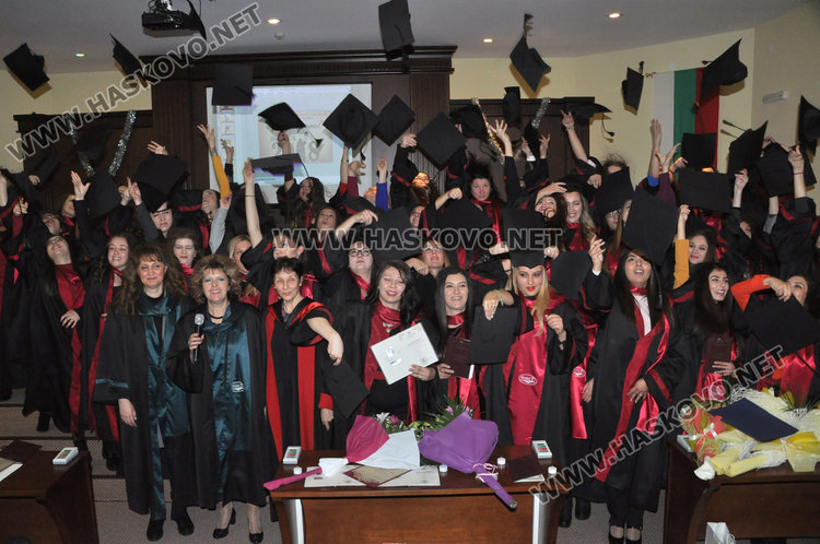 50 медицински сестри и акушерки с дипломи с общ успех 5.17