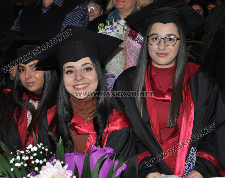 50 медицински сестри и акушерки с дипломи с общ успех 5.17