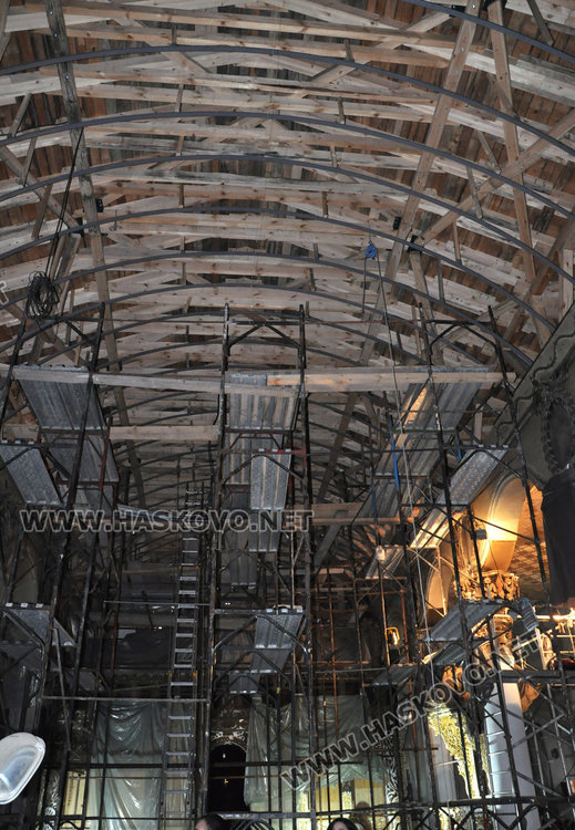 Доброволци позлатяват църквата Света Богородица