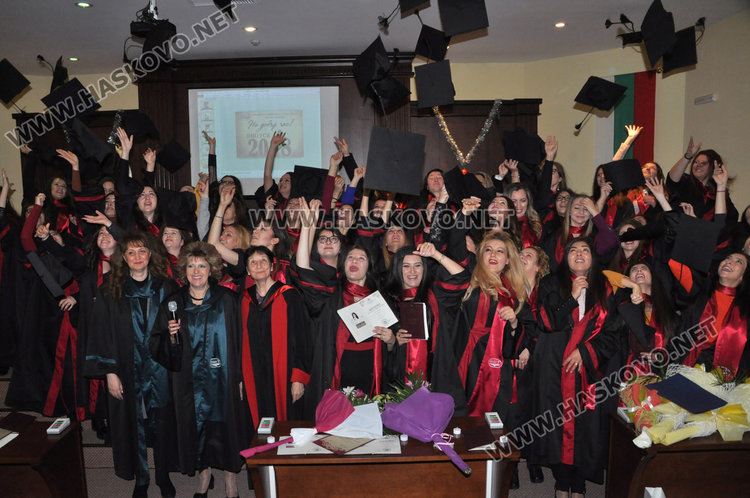 50 медицински сестри и акушерки с дипломи с общ успех 5.17