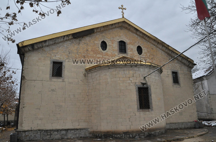 Доброволци позлатяват църквата Света Богородица