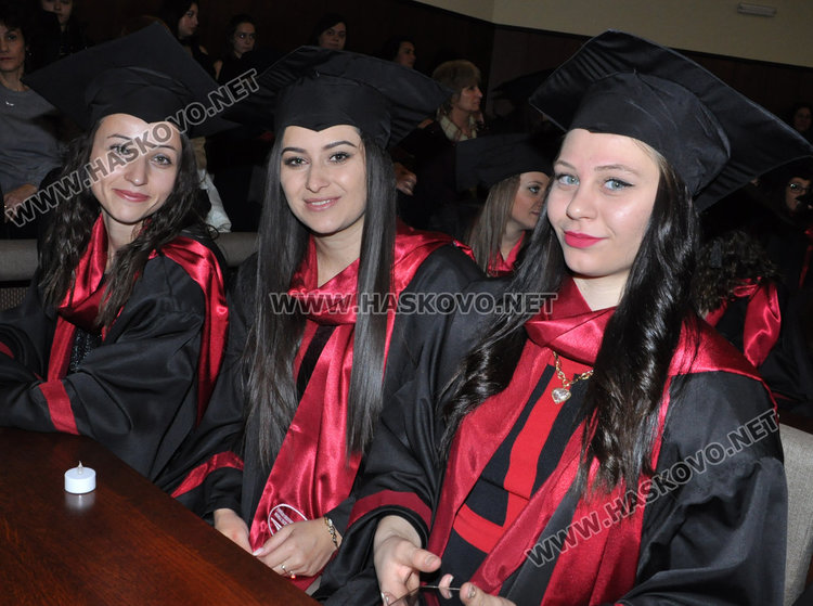 50 медицински сестри и акушерки с дипломи с общ успех 5.17