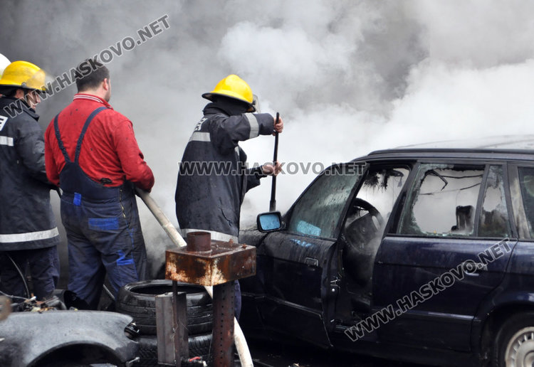 Монтьор обгоря при пожар в автосервиз, изгоря и БМВ