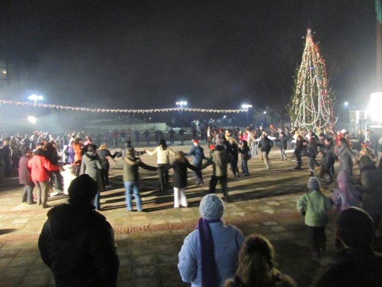 Смолян празнува Нова година с Виевската фолк група на площада