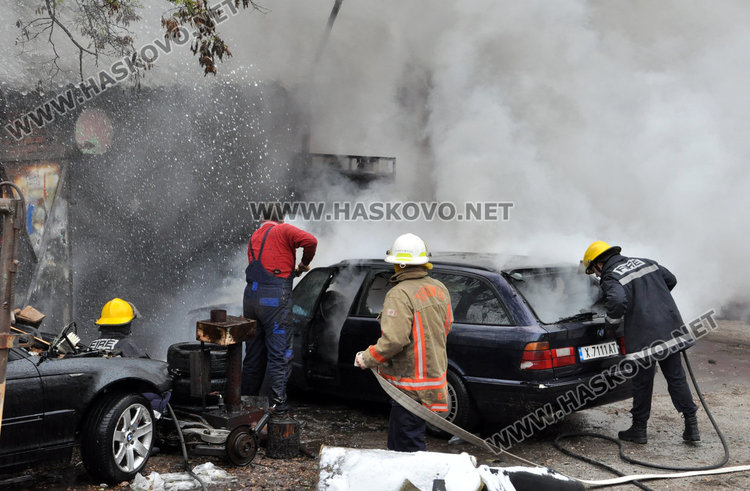 Монтьор обгоря при пожар в автосервиз, изгоря и БМВ