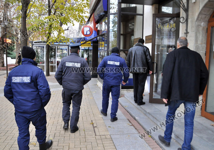 КОРЗ и Общинска полиция завардиха зала Хасково, не пускат граждани на сесията