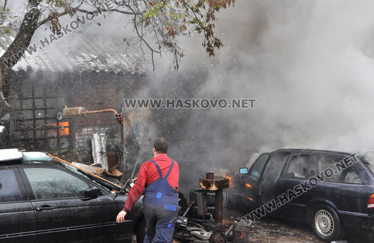Монтьор обгоря при пожар в автосервиз, изгоря и БМВ