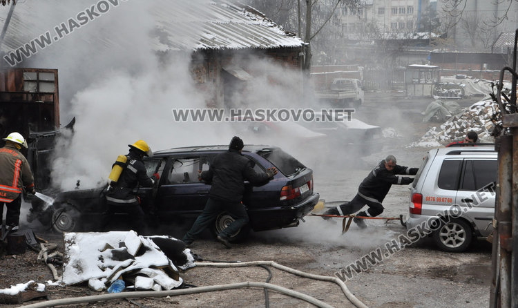 Монтьор обгоря при пожар в автосервиз, изгоря и БМВ