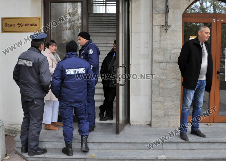 Шефът на КОРЗ Николай Симеонов, вдясно, който твърди, че в момента отсъства