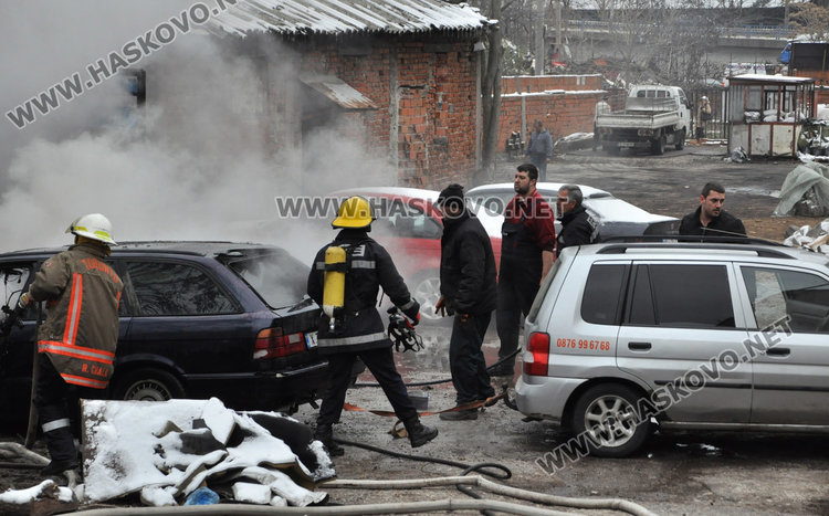 Монтьор обгоря при пожар в автосервиз, изгоря и БМВ