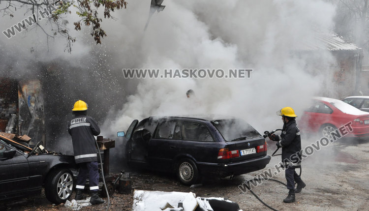Монтьор обгоря при пожар в автосервиз, изгоря и БМВ