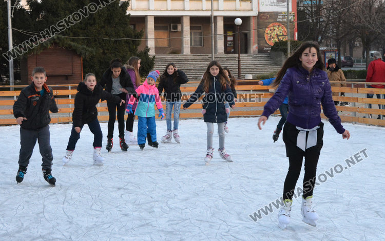 Заработи ледената пързалка в Димитровград