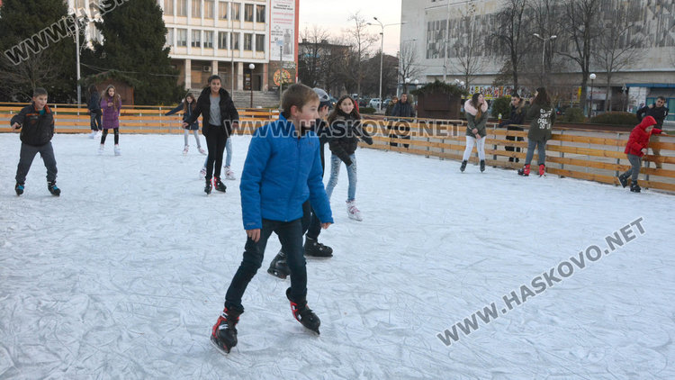 Заработи ледената пързалка в Димитровград