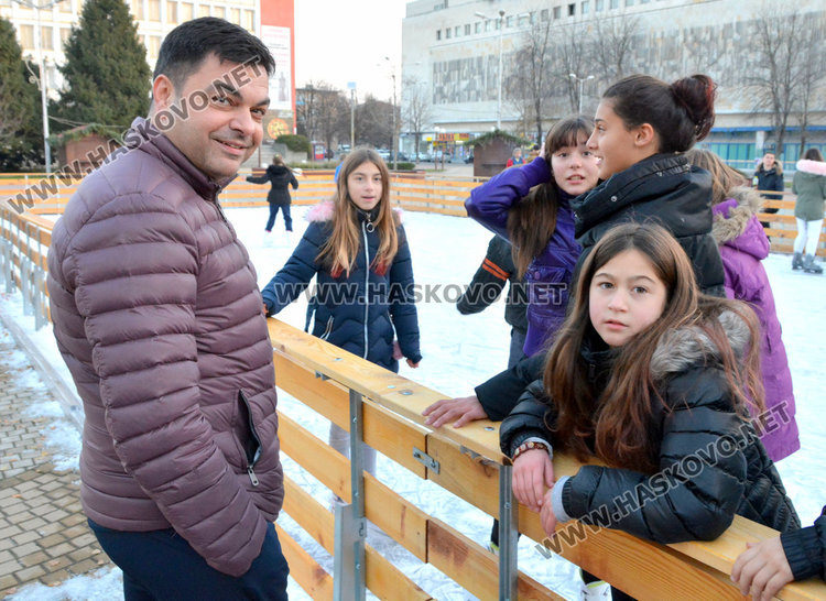 Заработи ледената пързалка в Димитровград