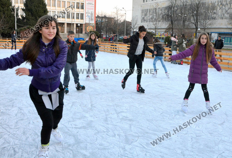 Заработи ледената пързалка в Димитровград