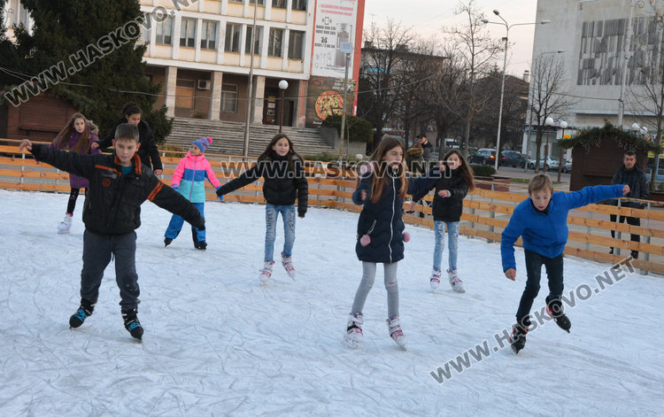 Заработи ледената пързалка в Димитровград