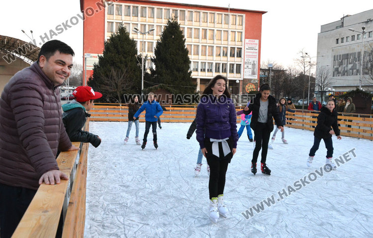 Заработи ледената пързалка в Димитровград