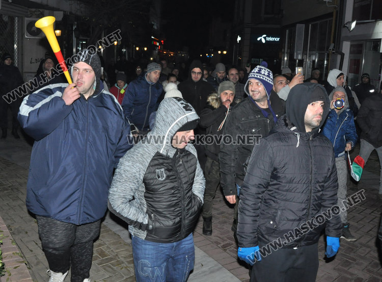 Протестиращите блокираха улици в Хасково, готвят петиция до парламента