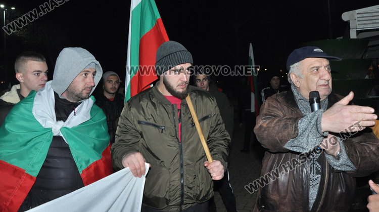 Протестиращите блокираха улици в Хасково, готвят петиция до парламента