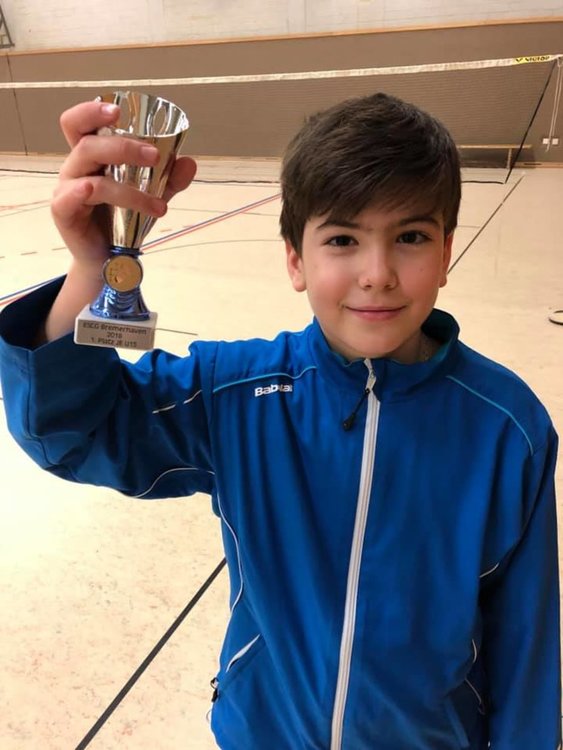 10-годишният Ицо Костов показа на батковците в Германия как се играе бадминтон 