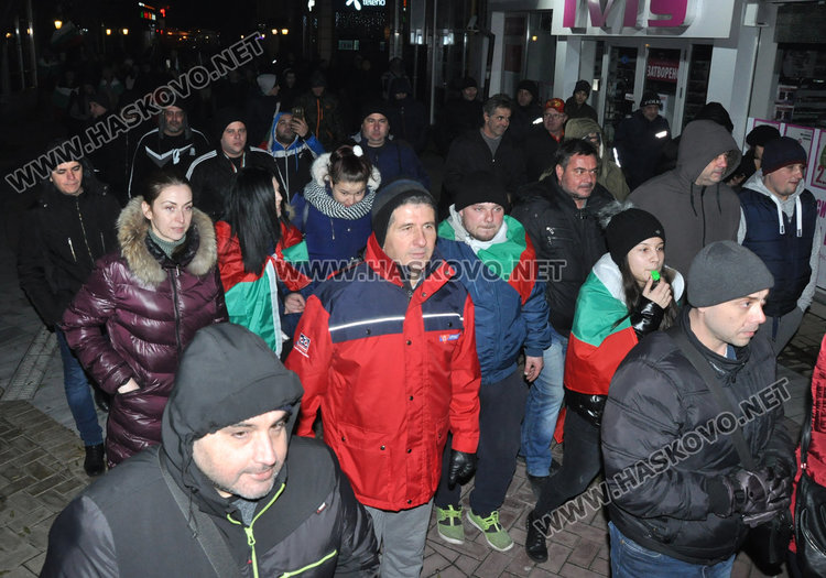 Протестиращите блокираха улици в Хасково, готвят петиция до парламента