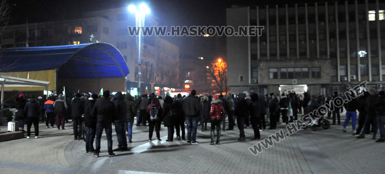 Протестиращите блокираха улици в Хасково, готвят петиция до парламента