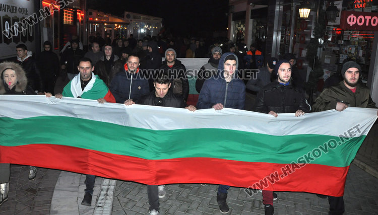 Протестиращите блокираха улици в Хасково, готвят петиция до парламента