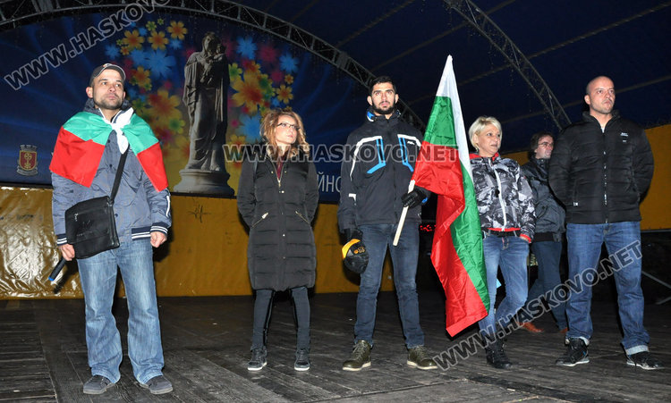 Протестиращите блокираха улици в Хасково, готвят петиция до парламента