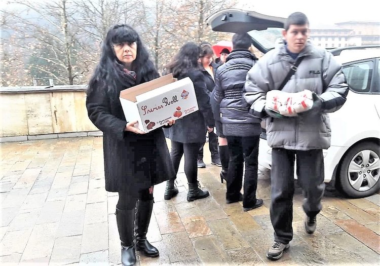 Женска организация дари хранителни продукти на уязвими хора в Смолян