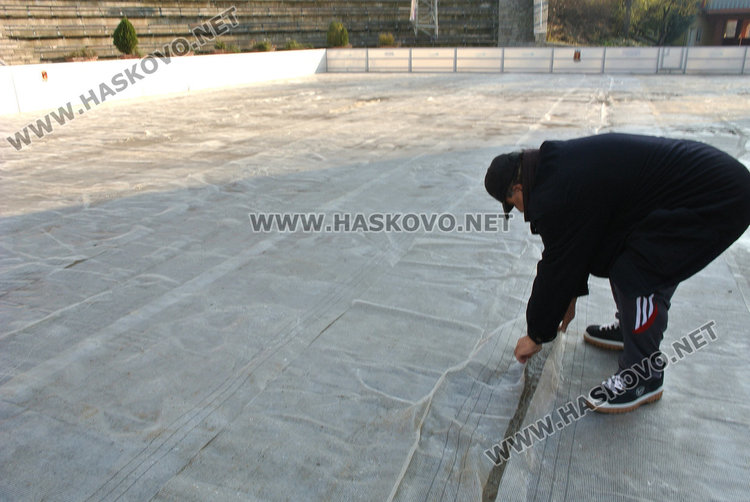 Залеждат пързалката, два генератора ще държат леда