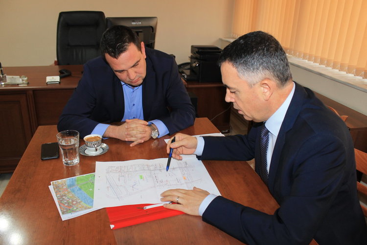 Областен и кмет се разбраха за общи действия при определяне на терена на спортната зала
