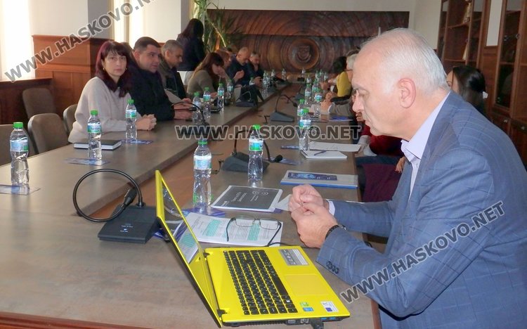 Велоалеи и говорещи соларни спирки в Димитровград, обсъждат такса за автомобили в центъра?