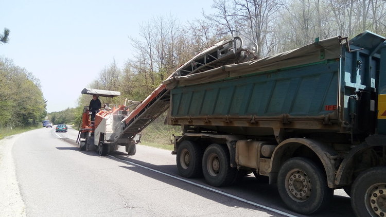 Започна ремонта на шосето през Токачка