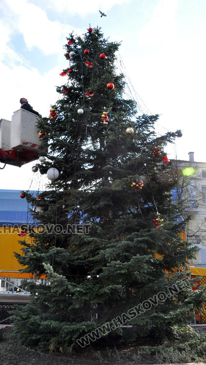 Светеща арка, топка и стълбове в допълнение към коледната украса в Хасково